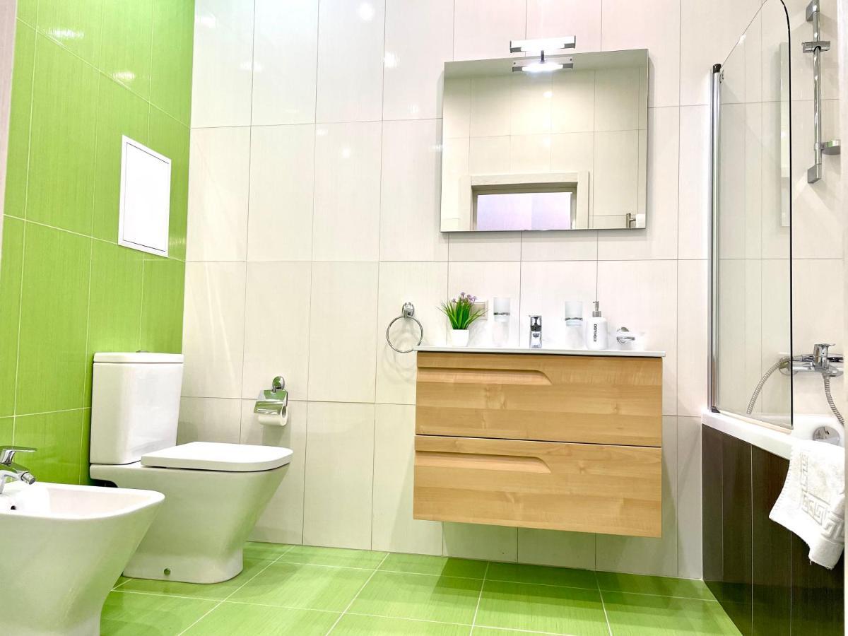 Navit Luxury Apartments With Breakfast Near The Railway Station, The City Center And The Park Kiev Ngoại thất bức ảnh